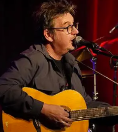 Wolfgang Bernreuther — Gesang, Gitarre, Dobro