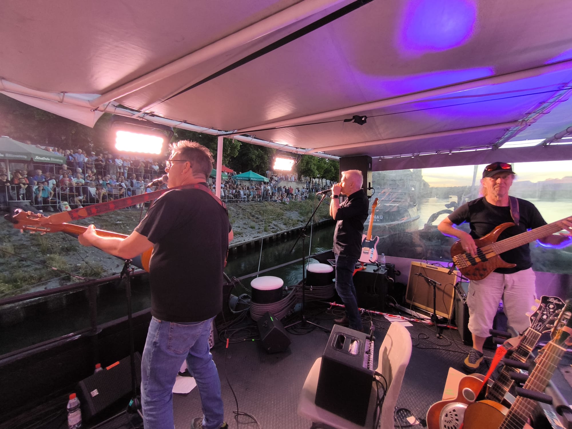 Blues with a Feeling auf der Bühne beim Internationalen Jazzweekend Regensburg vor großem Publikum