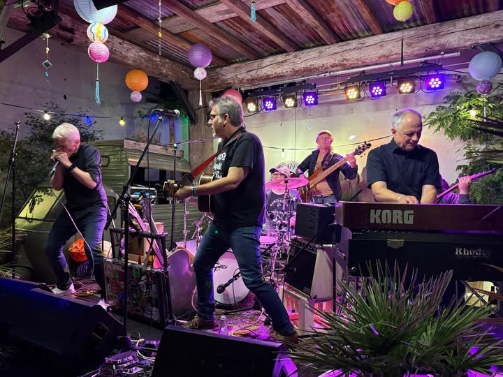 Die Band live unter bunten Lampions